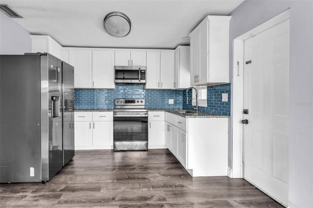 For Sale: $289,900 (2 beds, 1 baths, 1037 Square Feet)
