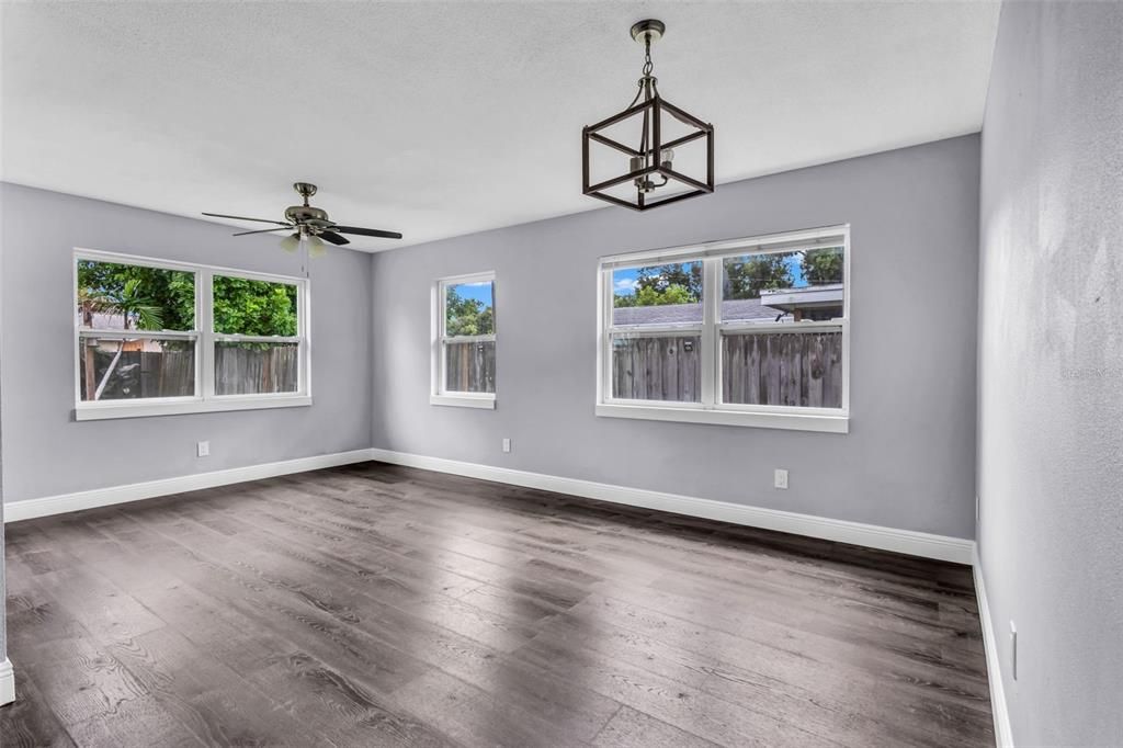 For Sale: $289,900 (2 beds, 1 baths, 1037 Square Feet)