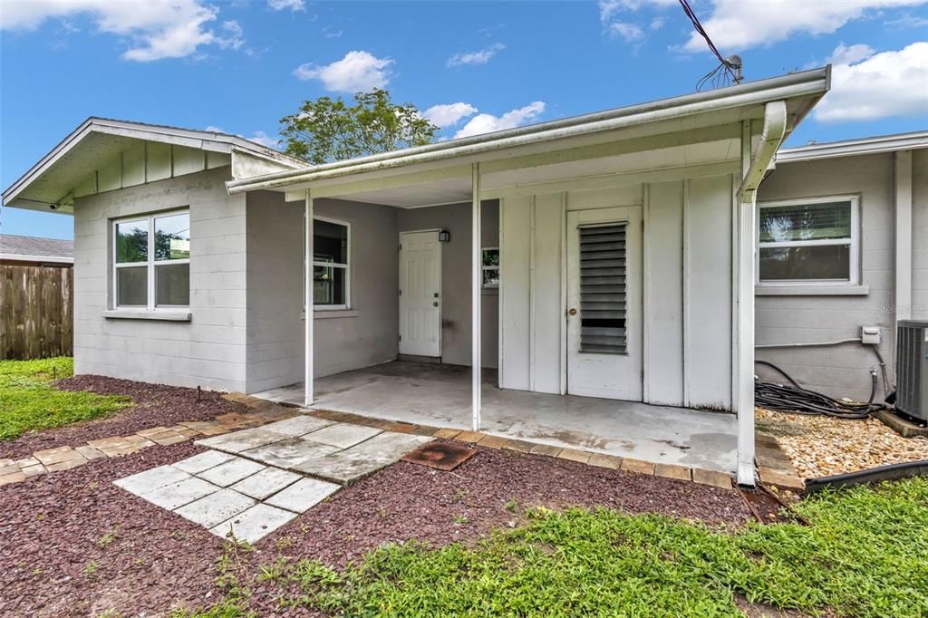 For Sale: $289,900 (2 beds, 1 baths, 1037 Square Feet)
