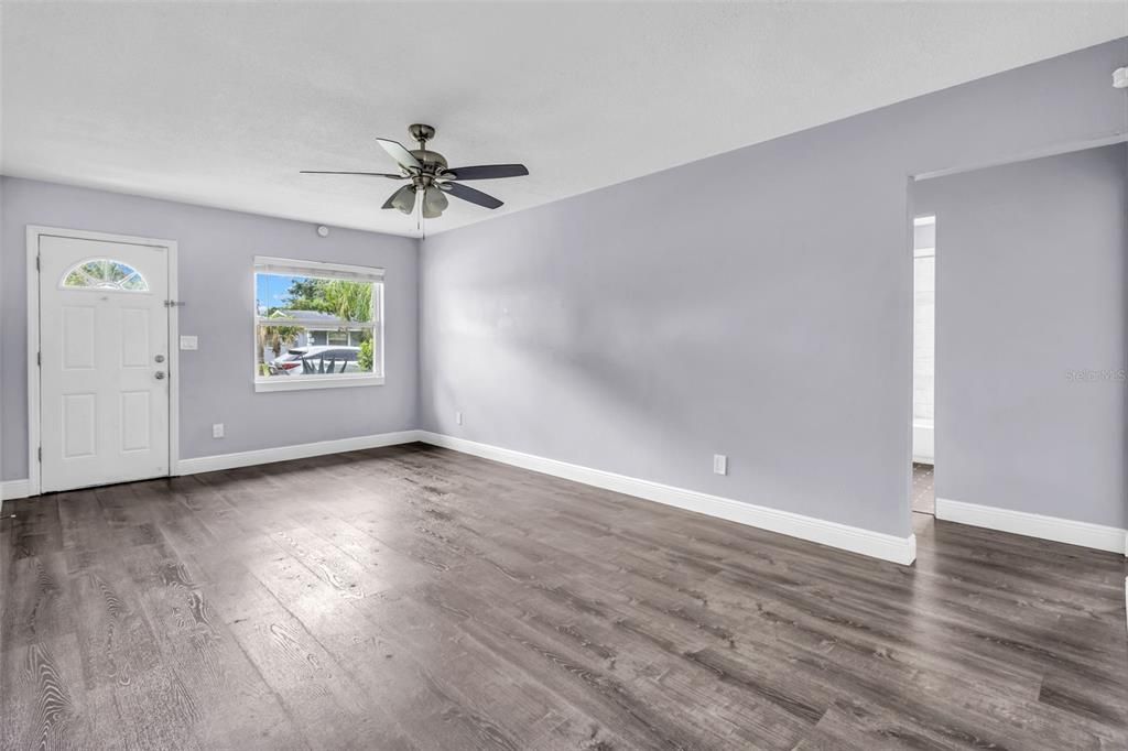 For Sale: $289,900 (2 beds, 1 baths, 1037 Square Feet)