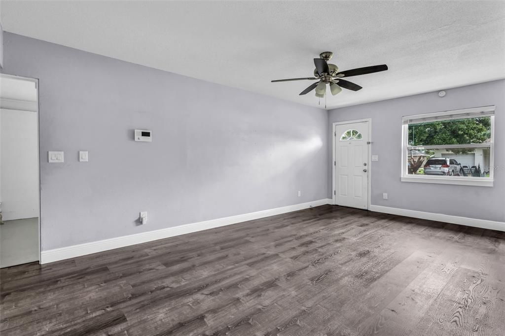 For Sale: $289,900 (2 beds, 1 baths, 1037 Square Feet)