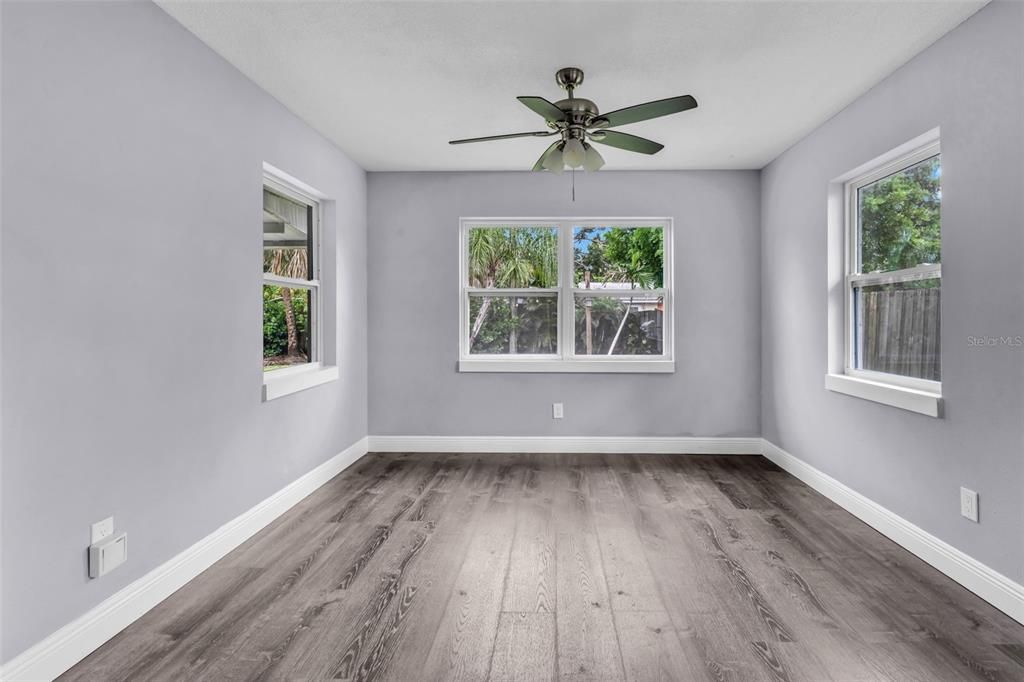 For Sale: $289,900 (2 beds, 1 baths, 1037 Square Feet)