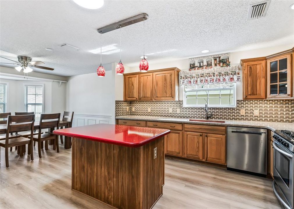 En Venta: $424,900 (3 camas, 2 baños, 2216 Pies cuadrados)
