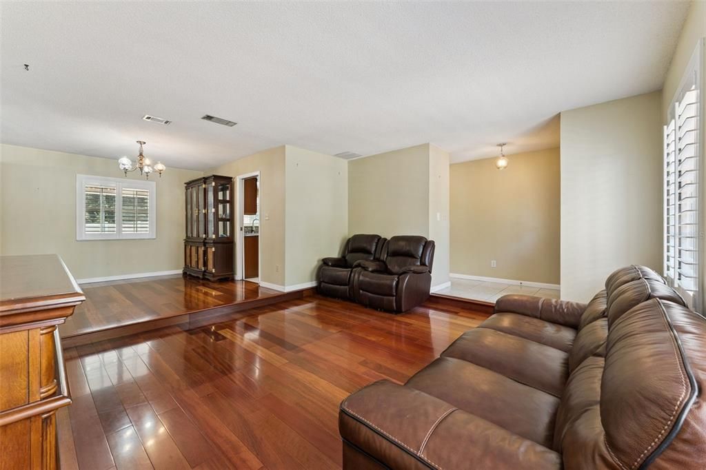 En Venta: $430,000 (4 camas, 2 baños, 1785 Pies cuadrados)