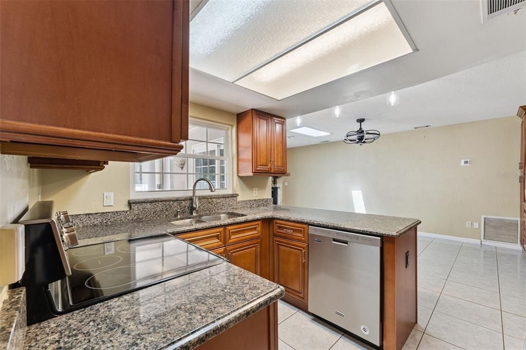 En Venta: $430,000 (4 camas, 2 baños, 1785 Pies cuadrados)