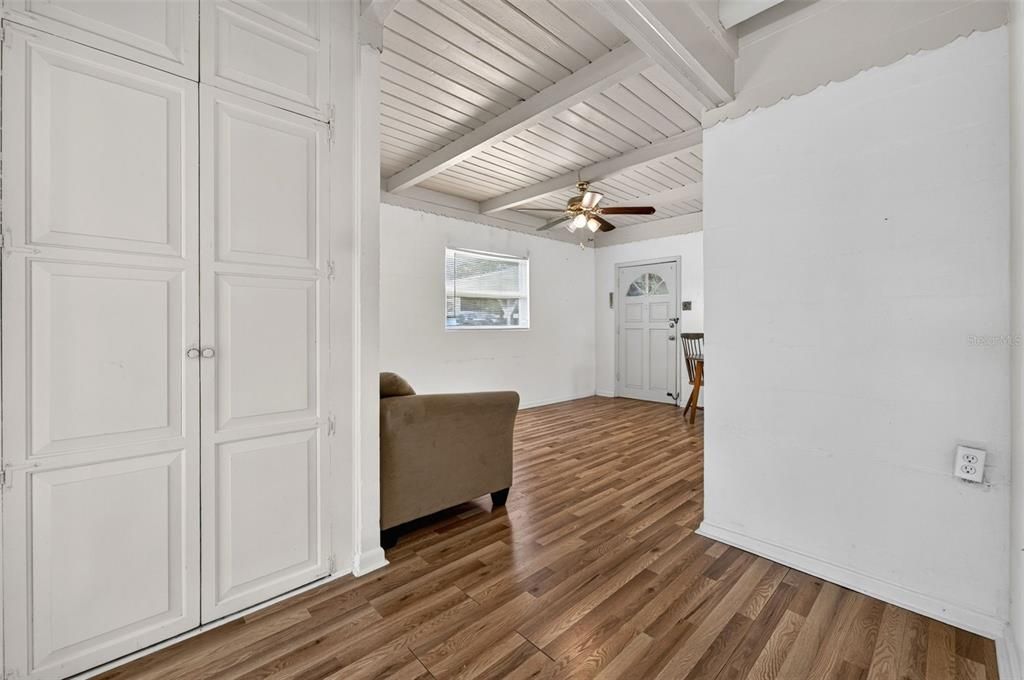 For Sale: $135,000 (2 beds, 1 baths, 928 Square Feet)