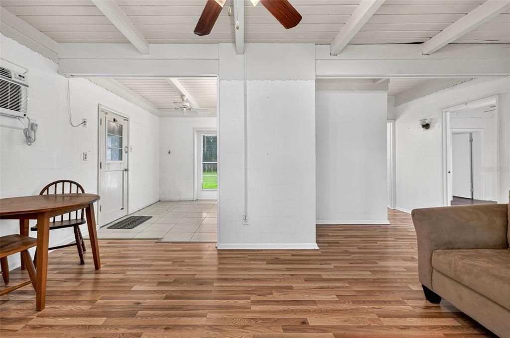 For Sale: $135,000 (2 beds, 1 baths, 928 Square Feet)