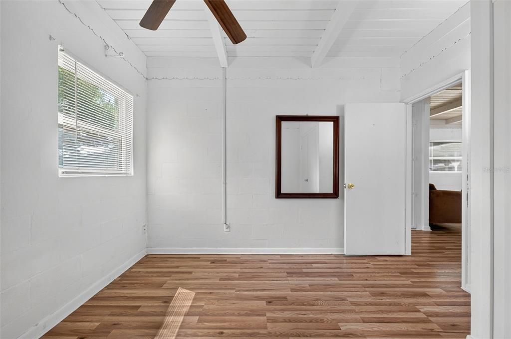 For Sale: $135,000 (2 beds, 1 baths, 928 Square Feet)