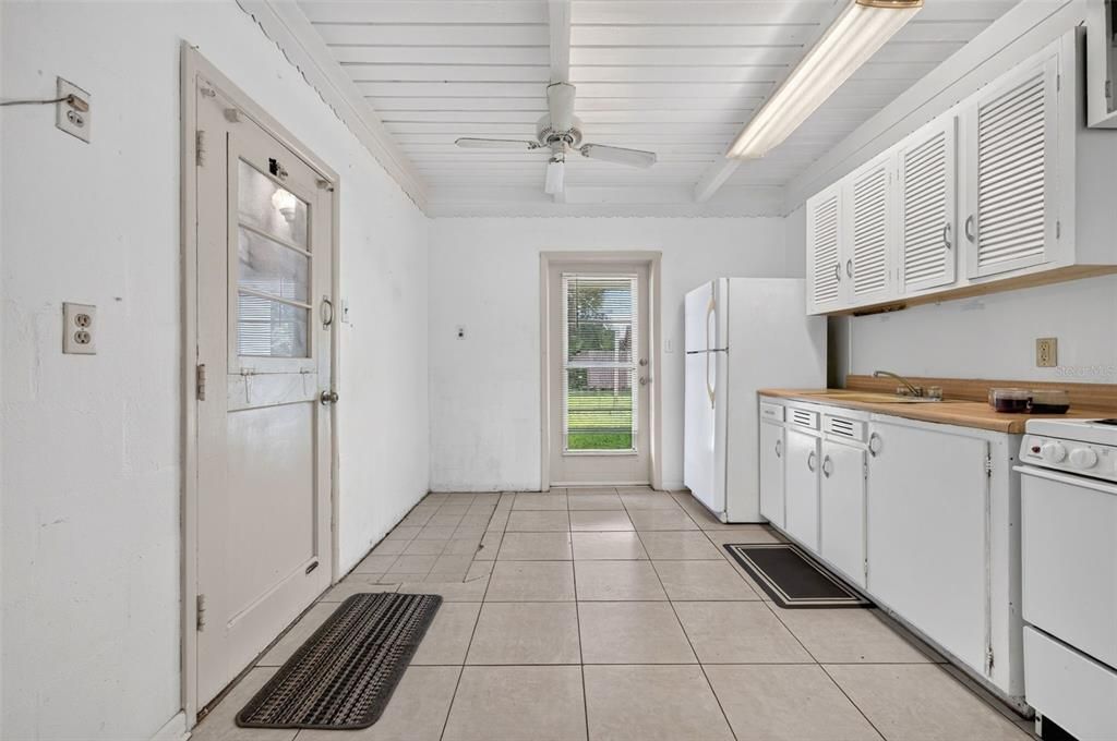For Sale: $135,000 (2 beds, 1 baths, 928 Square Feet)