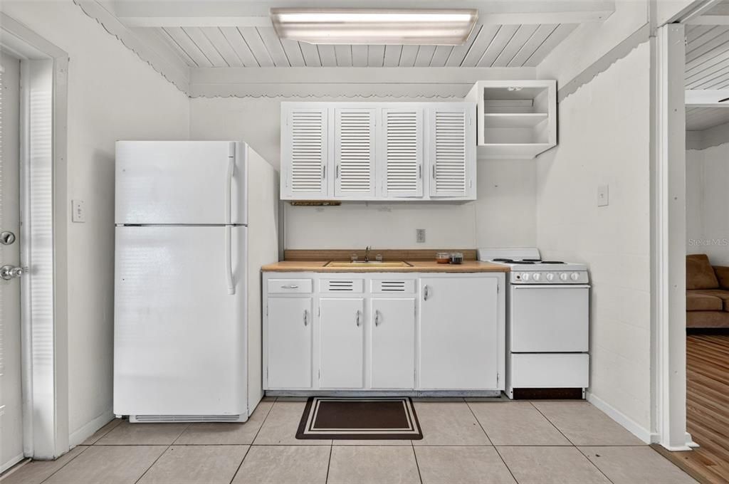For Sale: $135,000 (2 beds, 1 baths, 928 Square Feet)