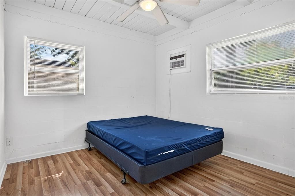 For Sale: $135,000 (2 beds, 1 baths, 928 Square Feet)