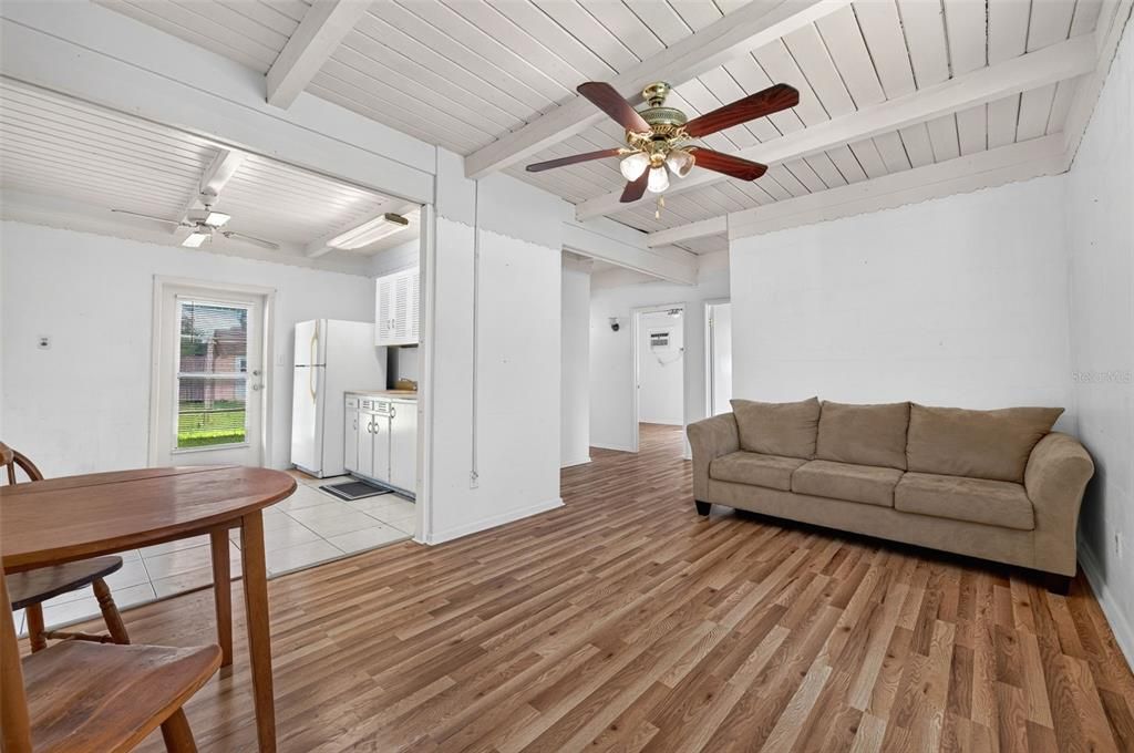 For Sale: $135,000 (2 beds, 1 baths, 928 Square Feet)