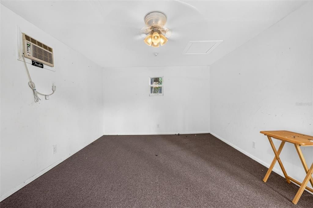 For Sale: $135,000 (2 beds, 1 baths, 928 Square Feet)