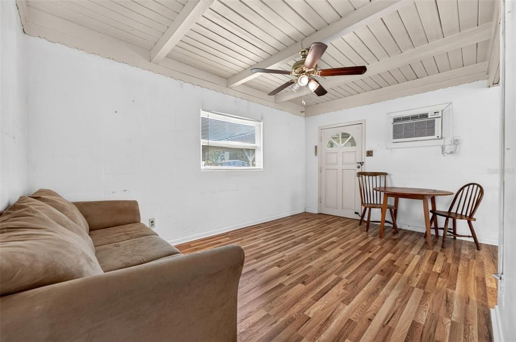 For Sale: $135,000 (2 beds, 1 baths, 928 Square Feet)