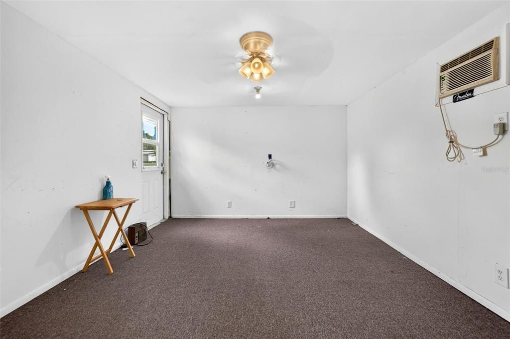 For Sale: $135,000 (2 beds, 1 baths, 928 Square Feet)