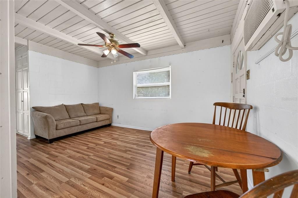 For Sale: $135,000 (2 beds, 1 baths, 928 Square Feet)