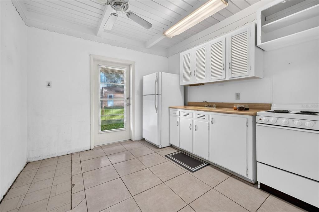 For Sale: $135,000 (2 beds, 1 baths, 928 Square Feet)