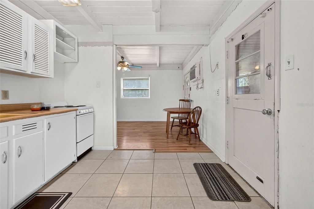 For Sale: $135,000 (2 beds, 1 baths, 928 Square Feet)