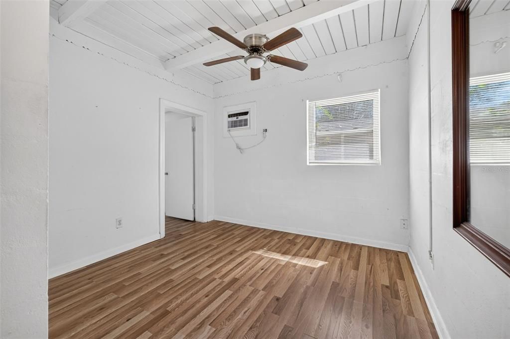 For Sale: $135,000 (2 beds, 1 baths, 928 Square Feet)
