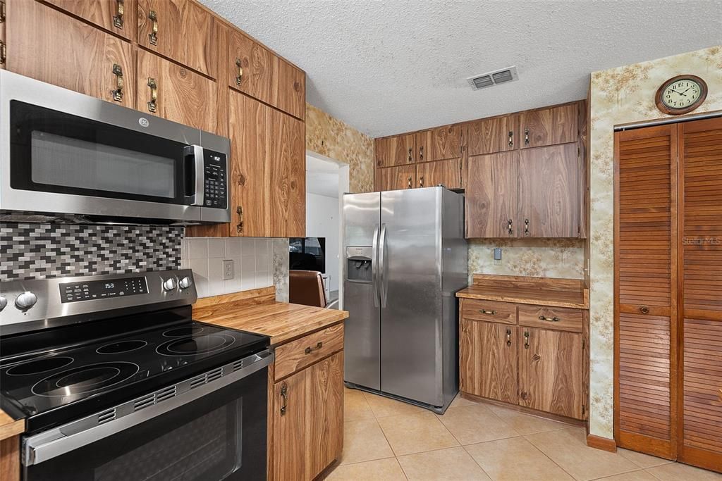 Active With Contract: $315,000 (4 beds, 2 baths, 1784 Square Feet)