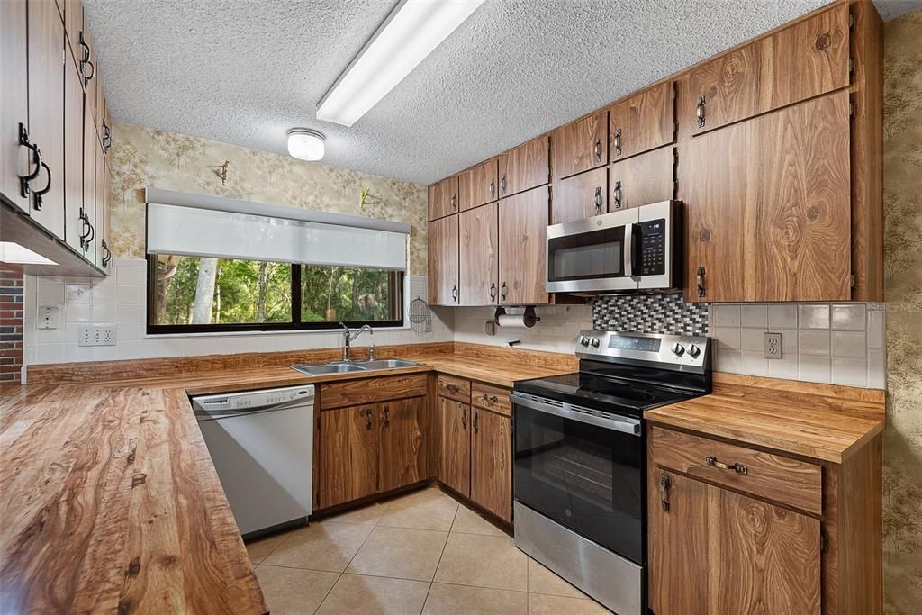 Active With Contract: $315,000 (4 beds, 2 baths, 1784 Square Feet)
