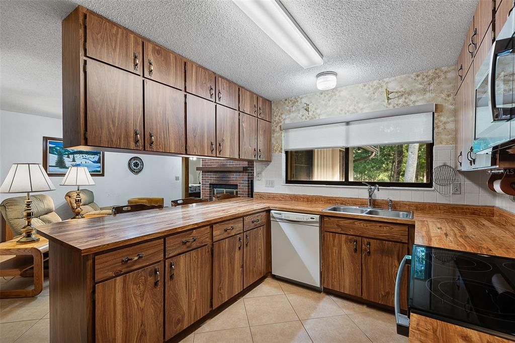 Active With Contract: $315,000 (4 beds, 2 baths, 1784 Square Feet)