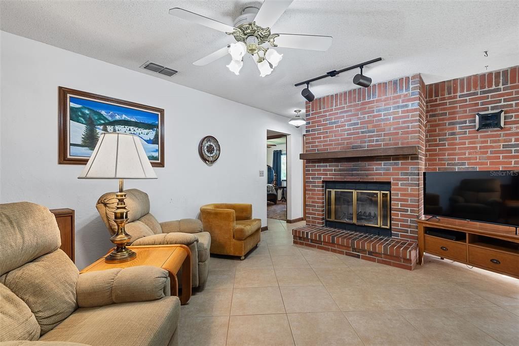 Active With Contract: $315,000 (4 beds, 2 baths, 1784 Square Feet)