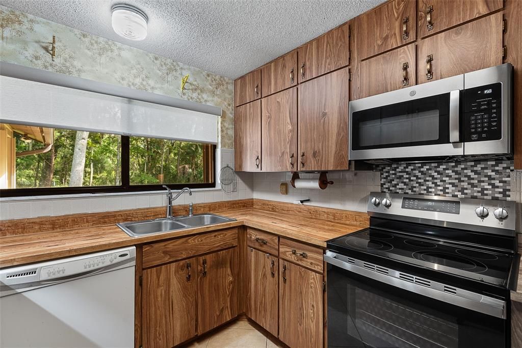Active With Contract: $315,000 (4 beds, 2 baths, 1784 Square Feet)