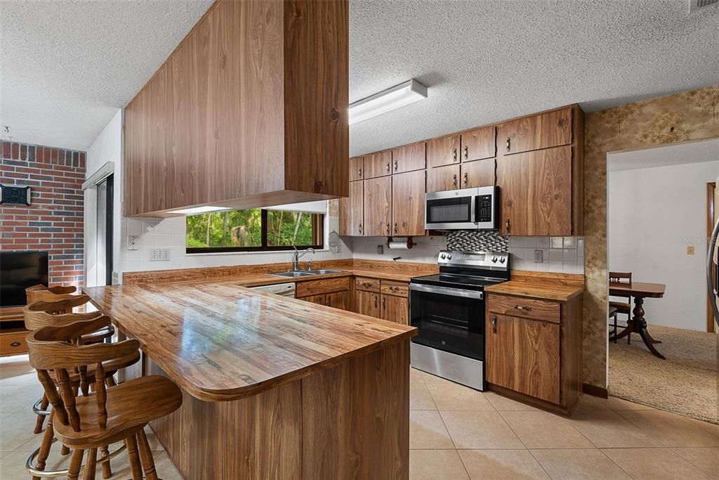 Active With Contract: $315,000 (4 beds, 2 baths, 1784 Square Feet)