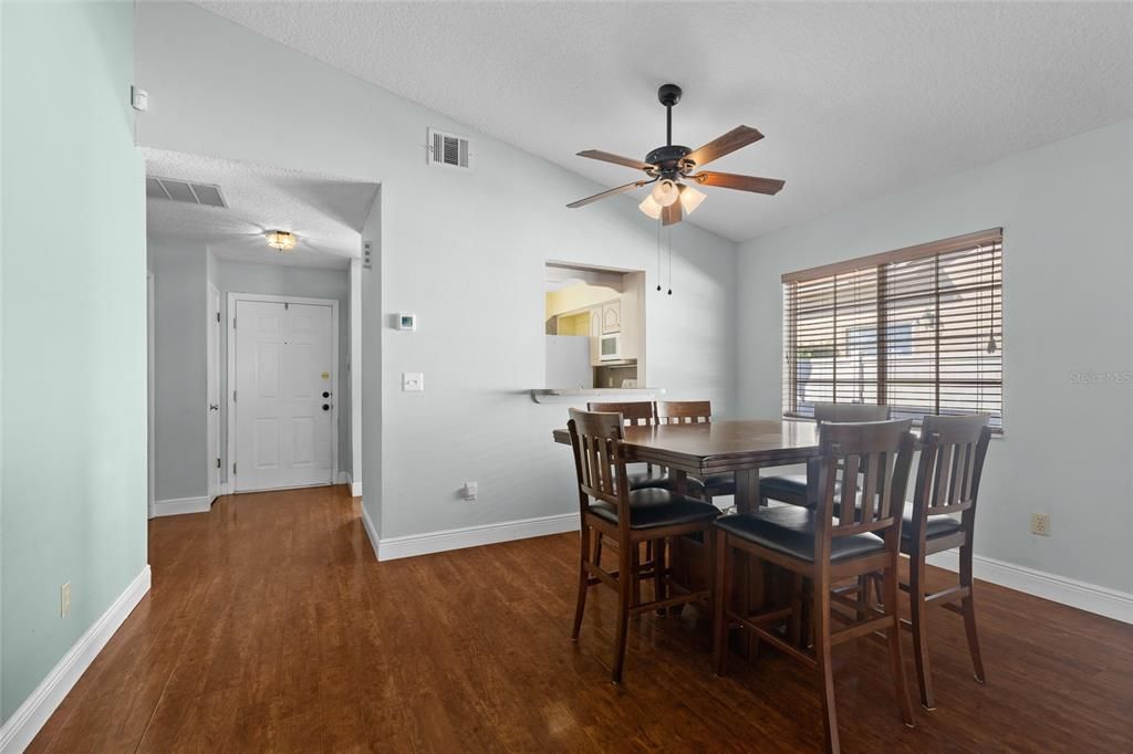 For Sale: $265,000 (2 beds, 2 baths, 1147 Square Feet)