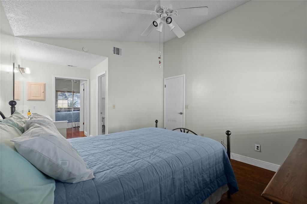 For Sale: $265,000 (2 beds, 2 baths, 1147 Square Feet)