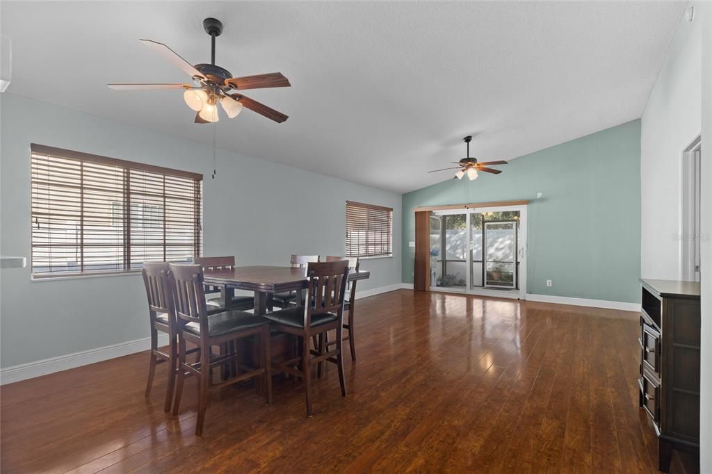 For Sale: $265,000 (2 beds, 2 baths, 1147 Square Feet)