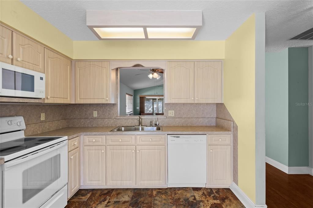 For Sale: $265,000 (2 beds, 2 baths, 1147 Square Feet)