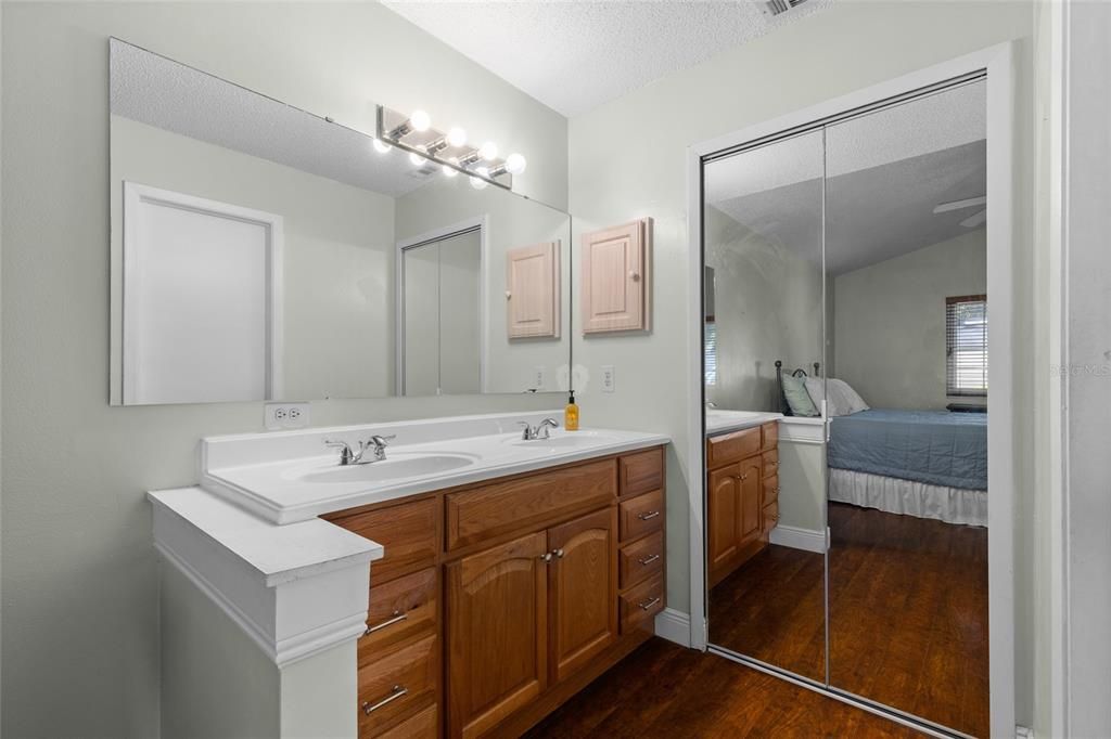 For Sale: $265,000 (2 beds, 2 baths, 1147 Square Feet)