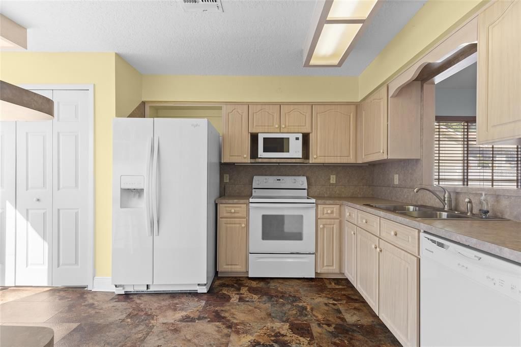 For Sale: $265,000 (2 beds, 2 baths, 1147 Square Feet)