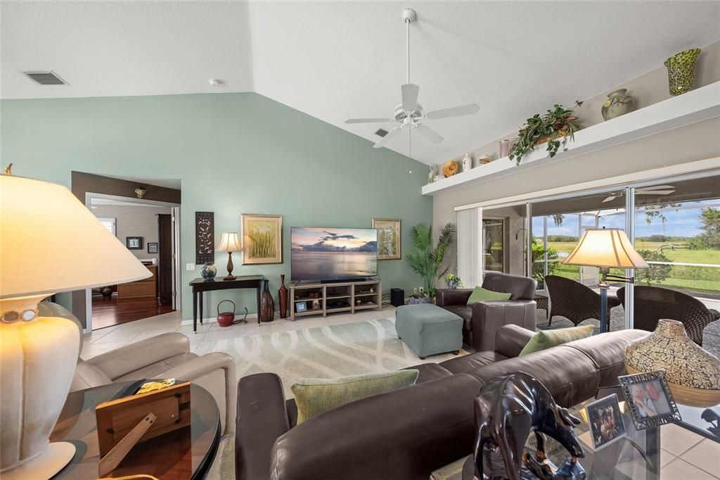 For Sale: $449,900 (2 beds, 2 baths, 1911 Square Feet)