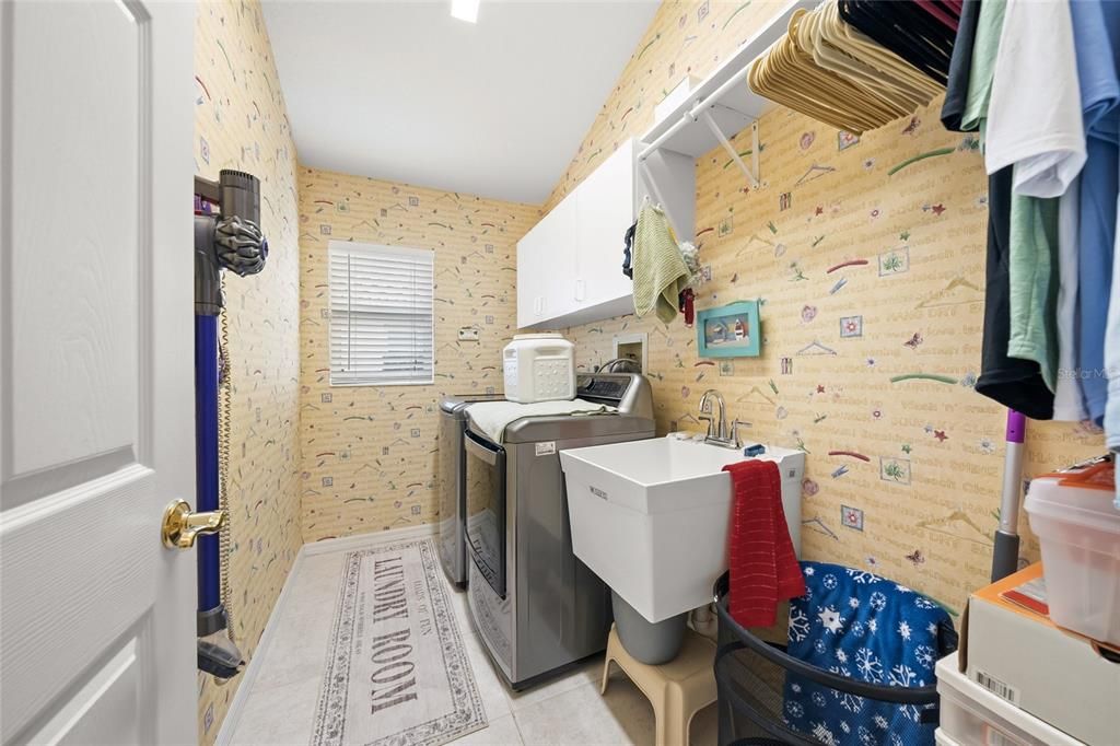 For Sale: $449,900 (2 beds, 2 baths, 1911 Square Feet)