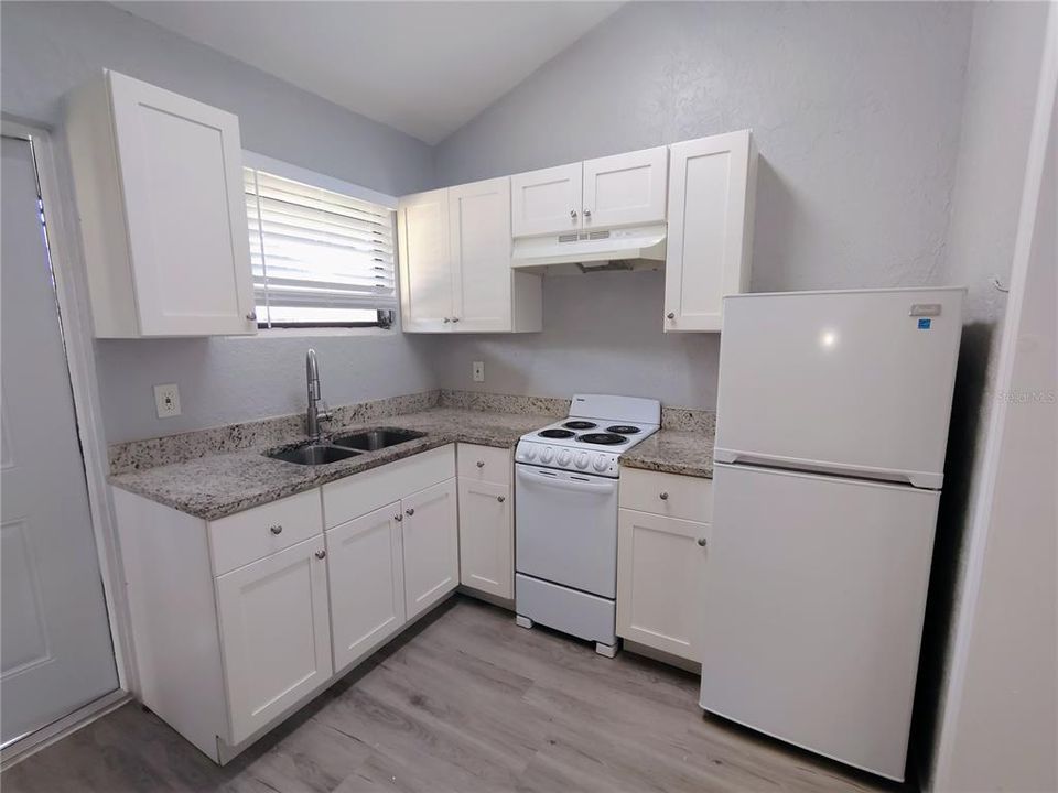 For Rent: $1,095 (0 beds, 1 baths, 550 Square Feet)