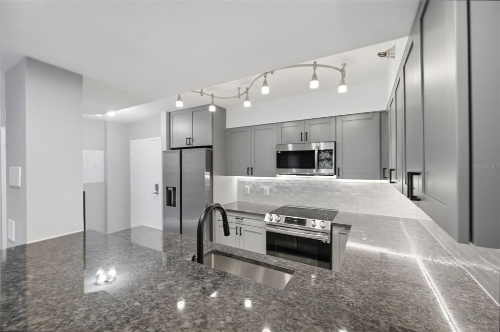 For Sale: $269,000 (2 beds, 2 baths, 1075 Square Feet)