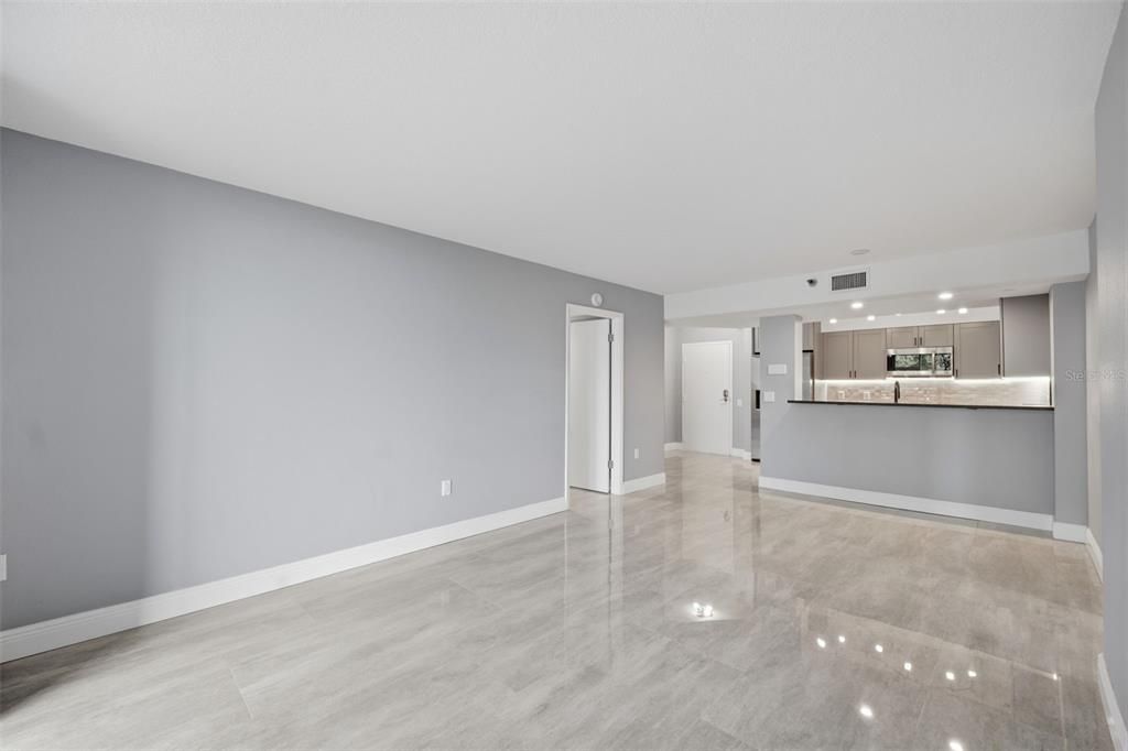 For Sale: $269,000 (2 beds, 2 baths, 1075 Square Feet)