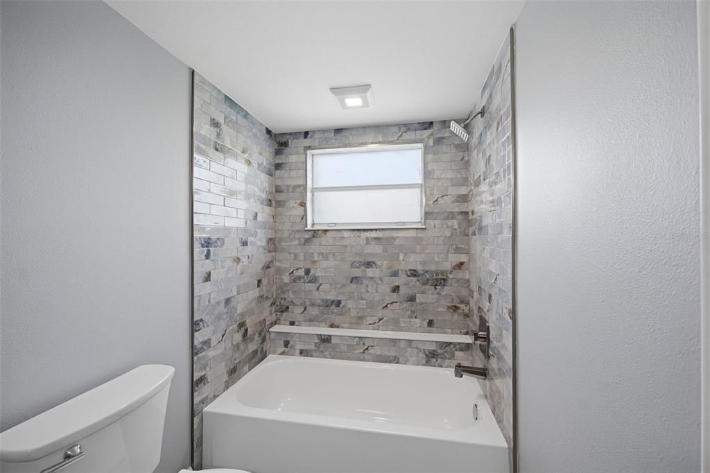For Sale: $269,000 (2 beds, 2 baths, 1075 Square Feet)