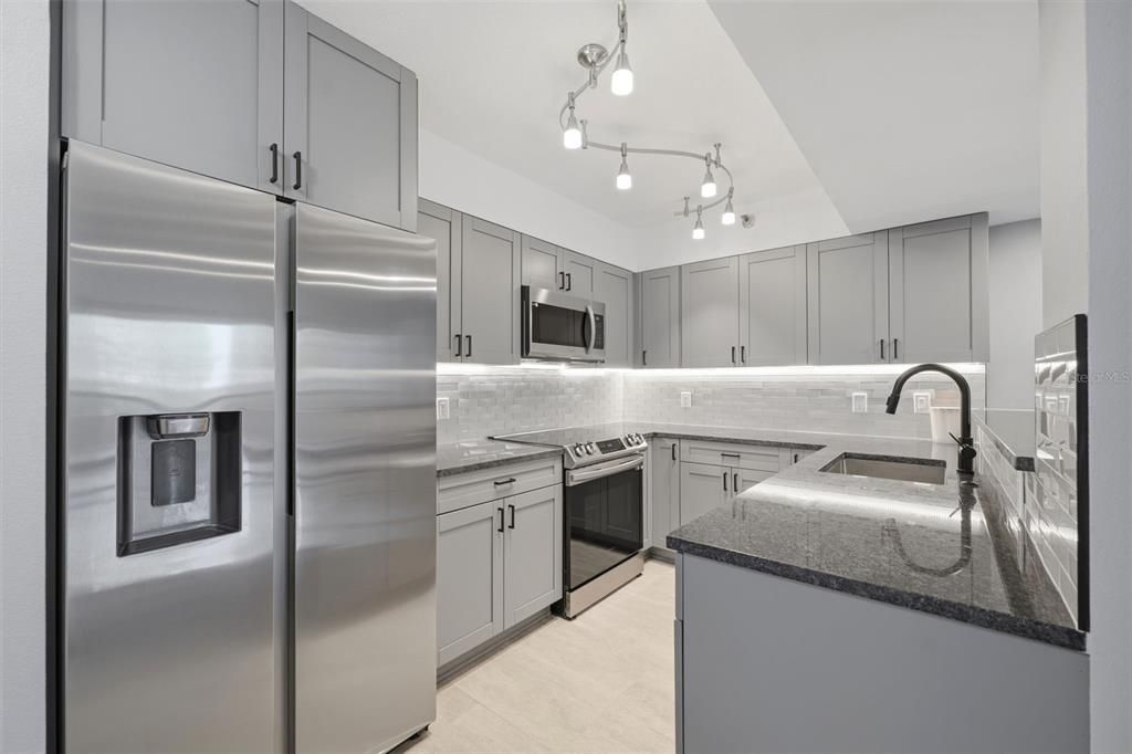 For Sale: $269,000 (2 beds, 2 baths, 1075 Square Feet)
