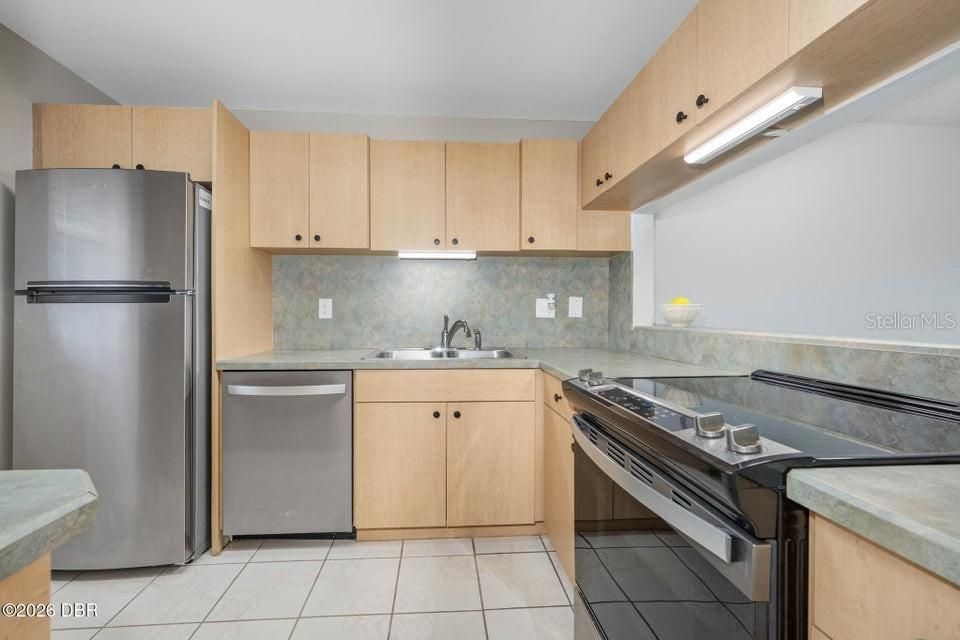 For Sale: $137,000 (2 beds, 2 baths, 932 Square Feet)