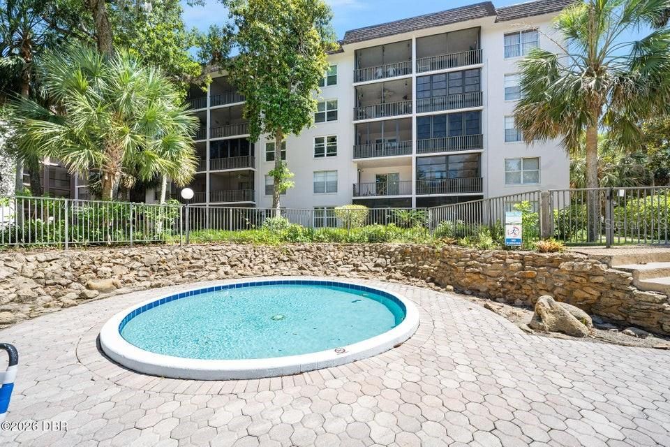 For Sale: $137,000 (2 beds, 2 baths, 932 Square Feet)