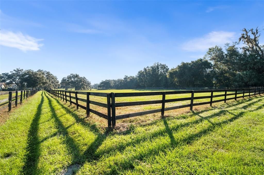 На продажу: $695,000 (7.32 acres)