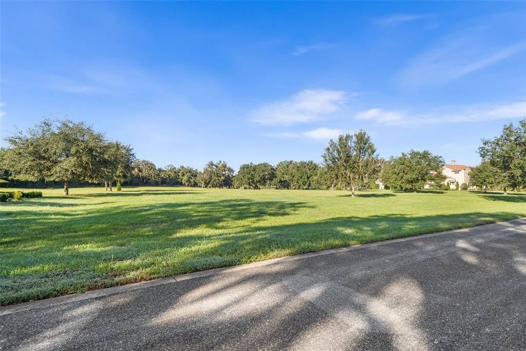 На продажу: $695,000 (7.32 acres)