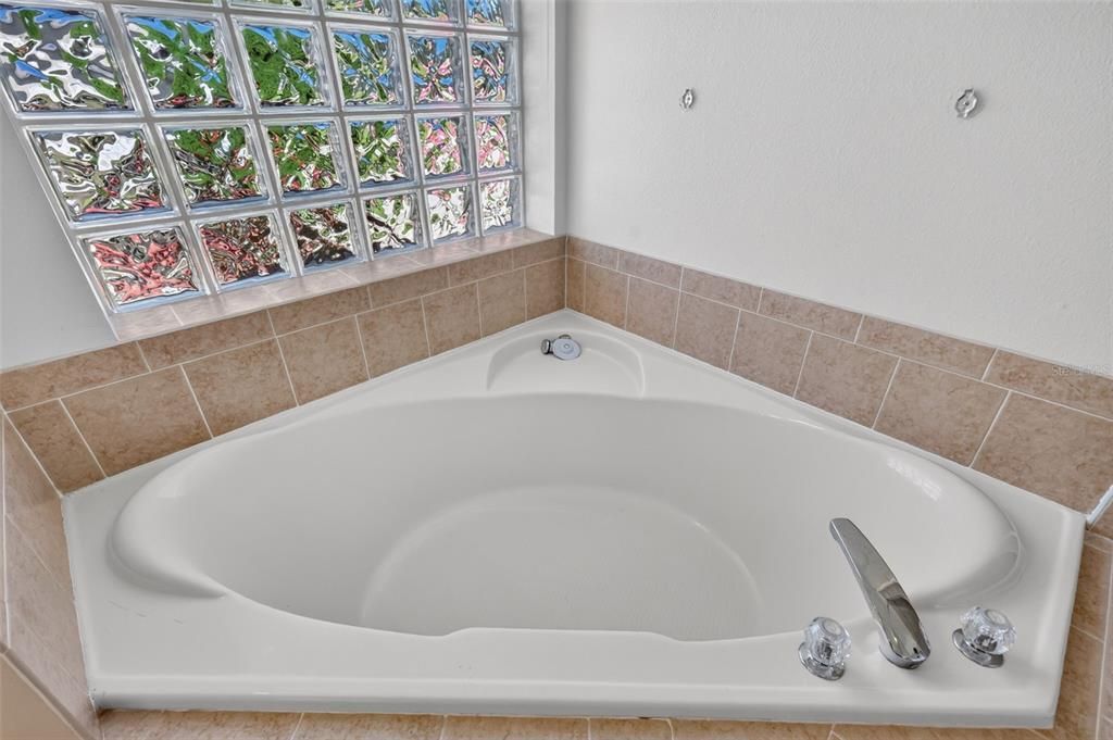 For Sale: $500,000 (3 beds, 2 baths, 1914 Square Feet)