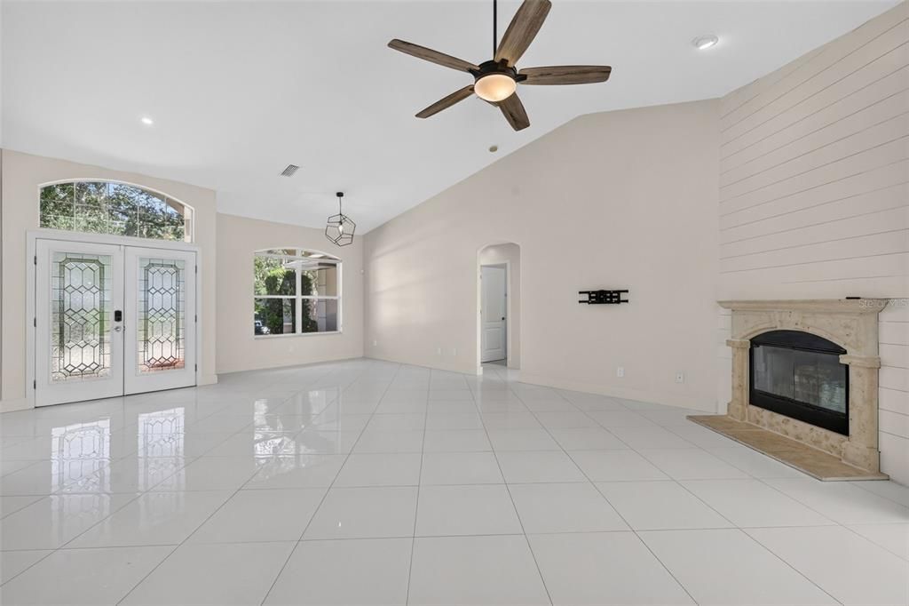 For Sale: $500,000 (3 beds, 2 baths, 1914 Square Feet)