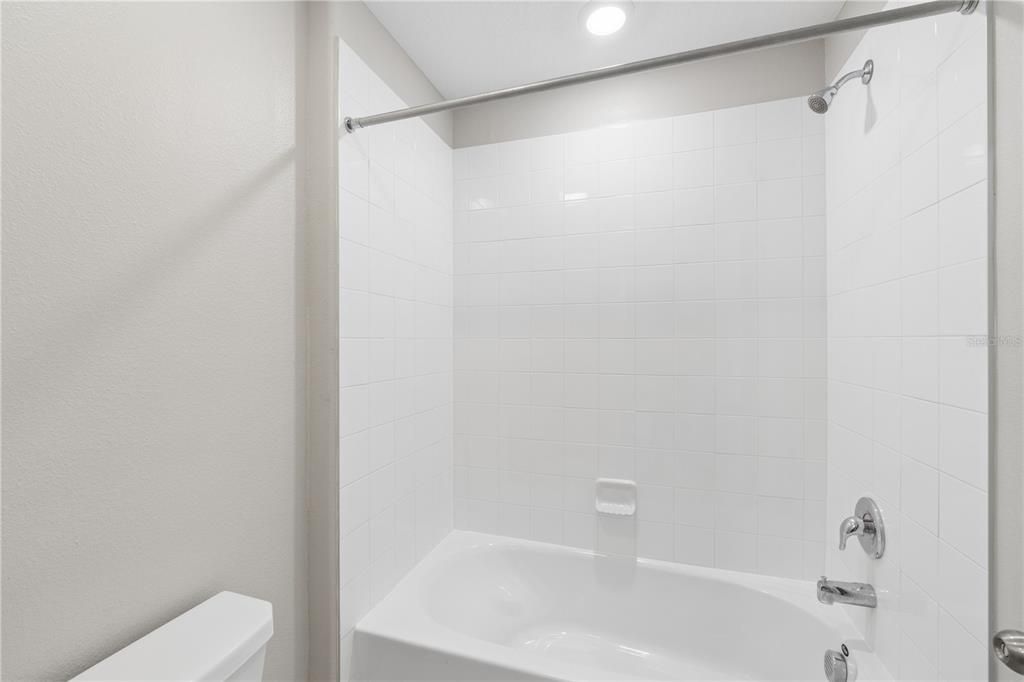 На продажу: $409,900 (6 спален, 3 ванн, 2614 Квадратных фут)