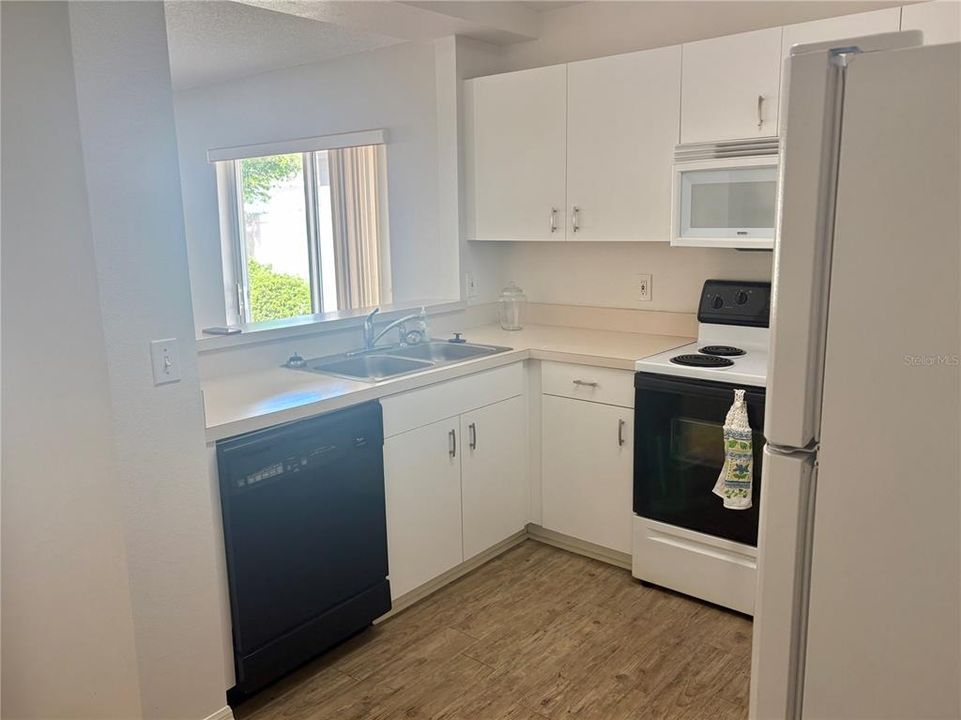 For Sale: $275,000 (2 beds, 2 baths, 1200 Square Feet)